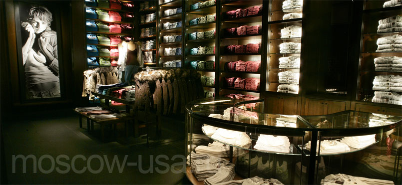 Вид изнутри магазина Abercrombie and Fitch