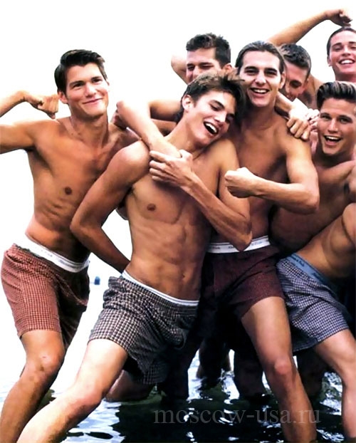 Эштон Катчер на пляже с другими моделями на съемках рекламы Abercrombie&Fitch