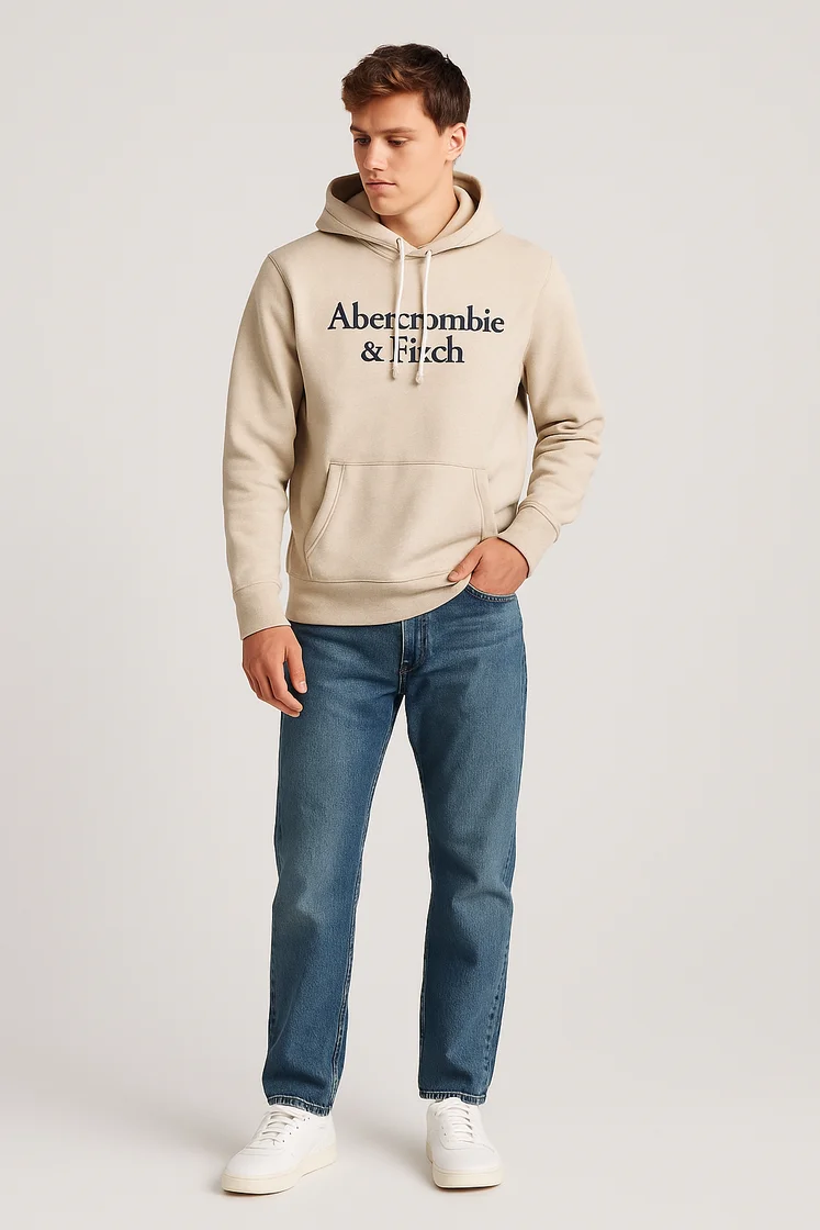 Модель в толстовке Abercrombie & Fitch и джинсах из денима.