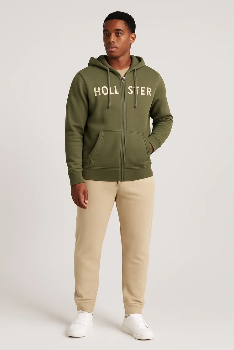 Модель в толстовке Hollister Fitch и хлопковых брюках