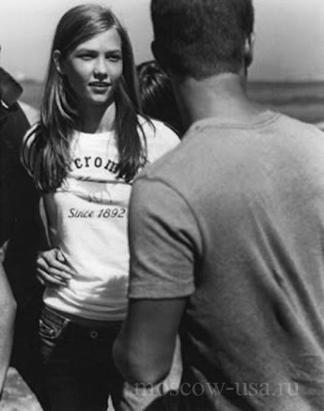 Карли Клосс на съемках в рекламе Abercrombie