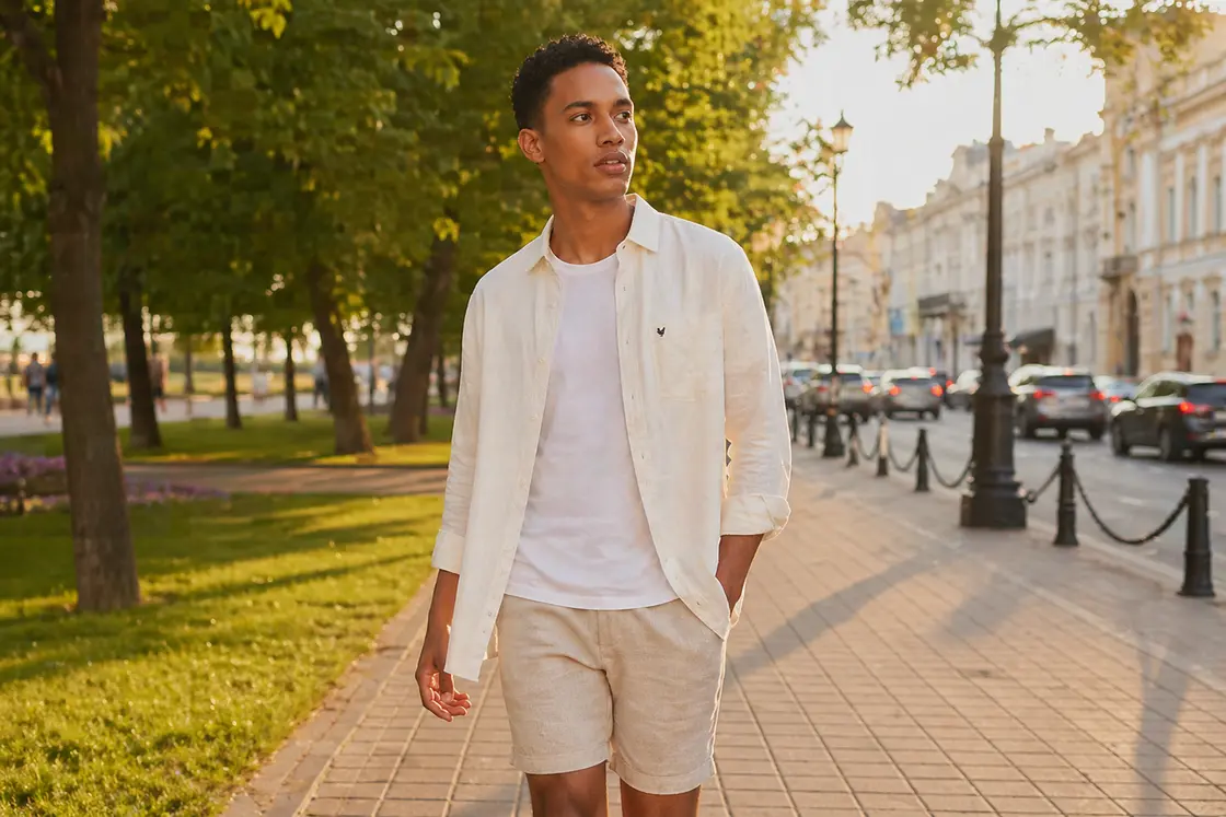Мужчина в льняных шортах в летнем образе на улице