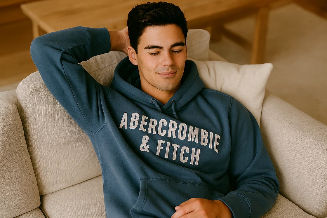 Модель Abercrombie & Fitch на диване