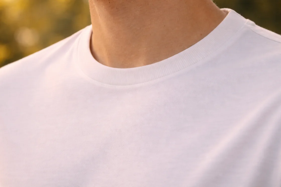 Фактура плотного хлопка у качественной футболки крупным планом