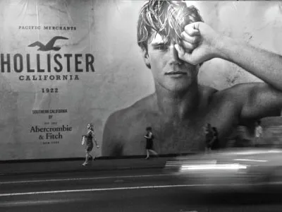 Hollister CO рекламный баннер на улице фото рекламного баннера Hollister на улице