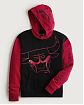 Moscow USA предлагает Вам купить мужскую толстовку с капюшоном Hollister черного цвета с принтом Чикаго Булс. Модель 06725. Доставка по России, Москве и области, самовывоз.