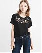 Женская футболка Abercrombie Fitch с нашитыми цветами. Модель 03574. Подробное описание и цена товара. Доставка по России, Москве и Области от Moscow USA