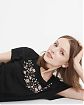 Женская футболка Abercrombie Fitch с нашитыми цветами. Модель 03574. Подробное описание и цена товара. Доставка по России, Москве и Области от Moscow USA