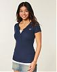 Женская футболка хенли Hollister с планкой на пуговицах и вышитым логотипом на груди. Оригинальная модель 08103, бесплатная доставка и примерка по России.
