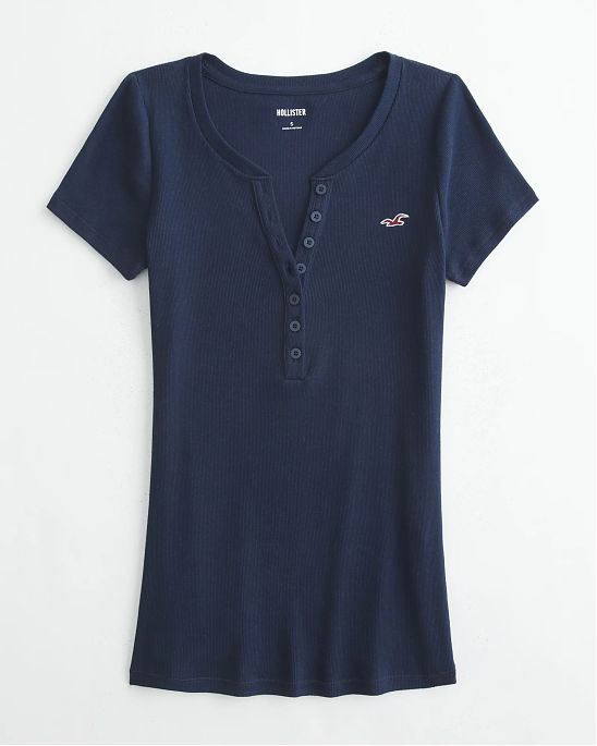 Женская футболка хенли Hollister с планкой на пуговицах и вышитым логотипом на груди. Оригинальная модель 08103, бесплатная доставка и примерка по России.
