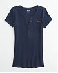 Женская футболка хенли Hollister с планкой на пуговицах и вышитым логотипом на груди. Оригинальная модель 08103, бесплатная доставка и примерка по России.