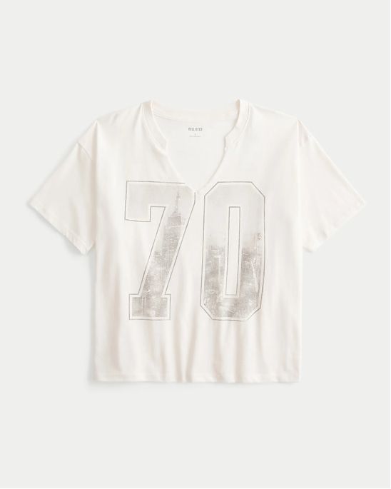 Женская футболка Hollister Oversized бежевого цвета с графикой Нью Йорка и v-образным вырезом. Модель 07766. Подробное описание и цена товара. Бесплатная доставка по России, Москве и Области от Moscow USA