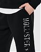 Moscow USA предлагает Вам купить спортивные штаны Hollister Relaxed черного цвета с фирменной нашитой белой надписью. Модель 06478. Доставка по России, Москве и области, самовывоз.