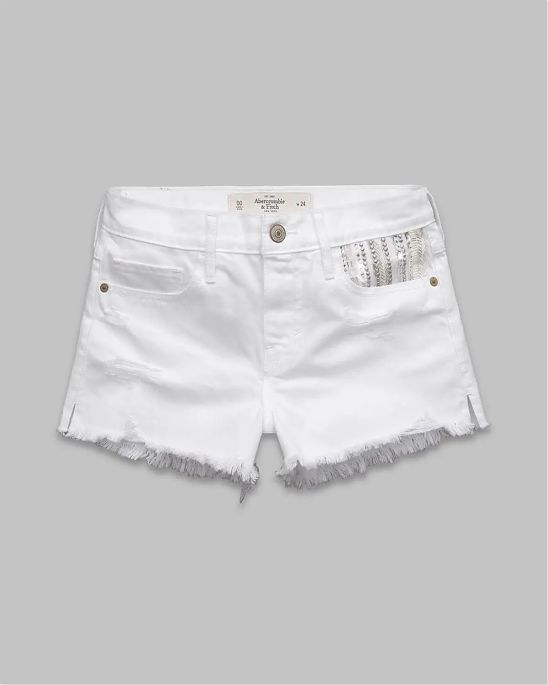 Женские джинсовые шорты Abercrombie & Fitch белого цвета со стразами около левого кармана. Модель 00423. Подробное описание и цена товара. Доставка по России, Москве и Области от Moscow USA