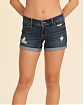 Женские джинсовые шорты Hollister темно-синего цвета с рваными элементами. Модель 02500. Подробное описание и цена товара. Доставка по России, Москве и Области от Moscow USA