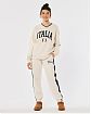 Женские спортивные штаны Hollister Dad joggers бежевого цвета с лого. Модель 06370. Подробное описание и цена товара. Доставка по России, Москве и Области от Moscow USA