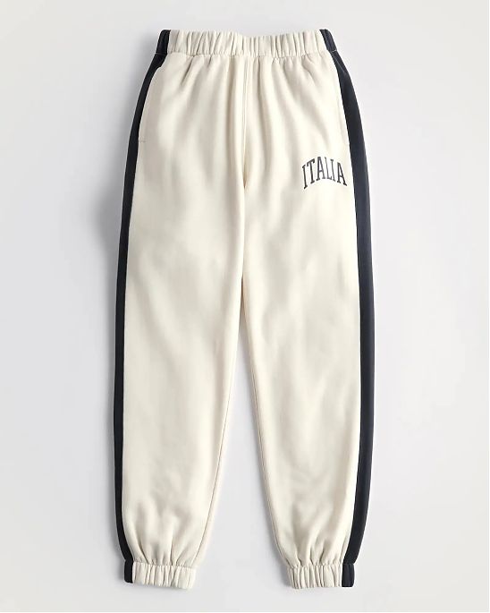 Женские спортивные штаны Hollister Dad joggers бежевого цвета с лого. Модель 06370. Подробное описание и цена товара. Доставка по России, Москве и Области от Moscow USA