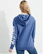 Женская толстовка синего цвета Hollister синего цвета с нашитой белой надписью на рукаве. Модель 04075. Подробное описание и цена товара. Доставка по России, Москве и Области от Moscow USA