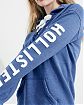 Женская толстовка синего цвета Hollister синего цвета с нашитой белой надписью на рукаве. Модель 04075. Подробное описание и цена товара. Доставка по России, Москве и Области от Moscow USA