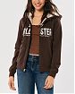 Женская меховая толстовка на молнии и с капюшоном Hollister коричневого цвета с белой нашитой надписью. Модель 06531. Подробное описание и цена товара. Доставка по России, Москве и Области от Moscow USA