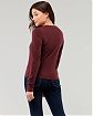 Женская футболка Hollister бордового цвета с нашитой белой надписью и лого чайки. Модель 04883. Доставка по России, Москве и Области от Moscow USA